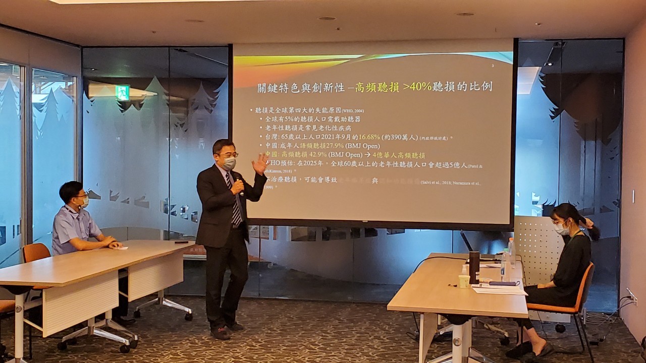 亞大醫健學院院長李信達(站立者),在「台灣創新技術博覽會」專利發明競賽,報告聽力訓練輔助設備。