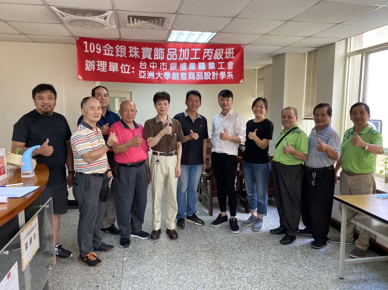 商設系主任林信宏(右六)、廖宜楷老師(右五)、黃雅毓老師(右四),感謝台中市銀樓業職業工會業師,協助開辦「金銀珠寶飾品加工丙級班」