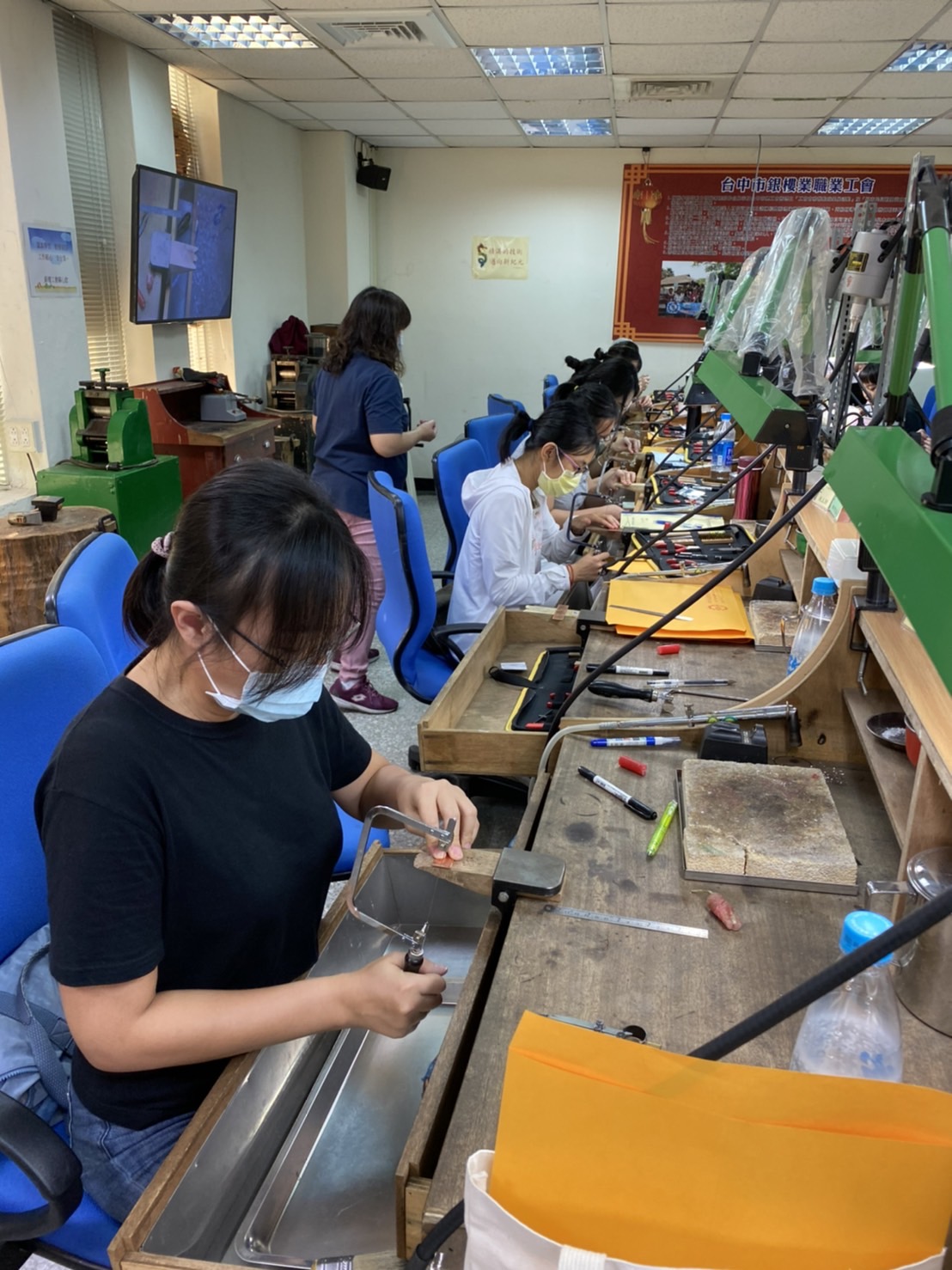 商設系學生在台中市銀樓業職業工會業師指導下,認真學習基礎金工實務操作