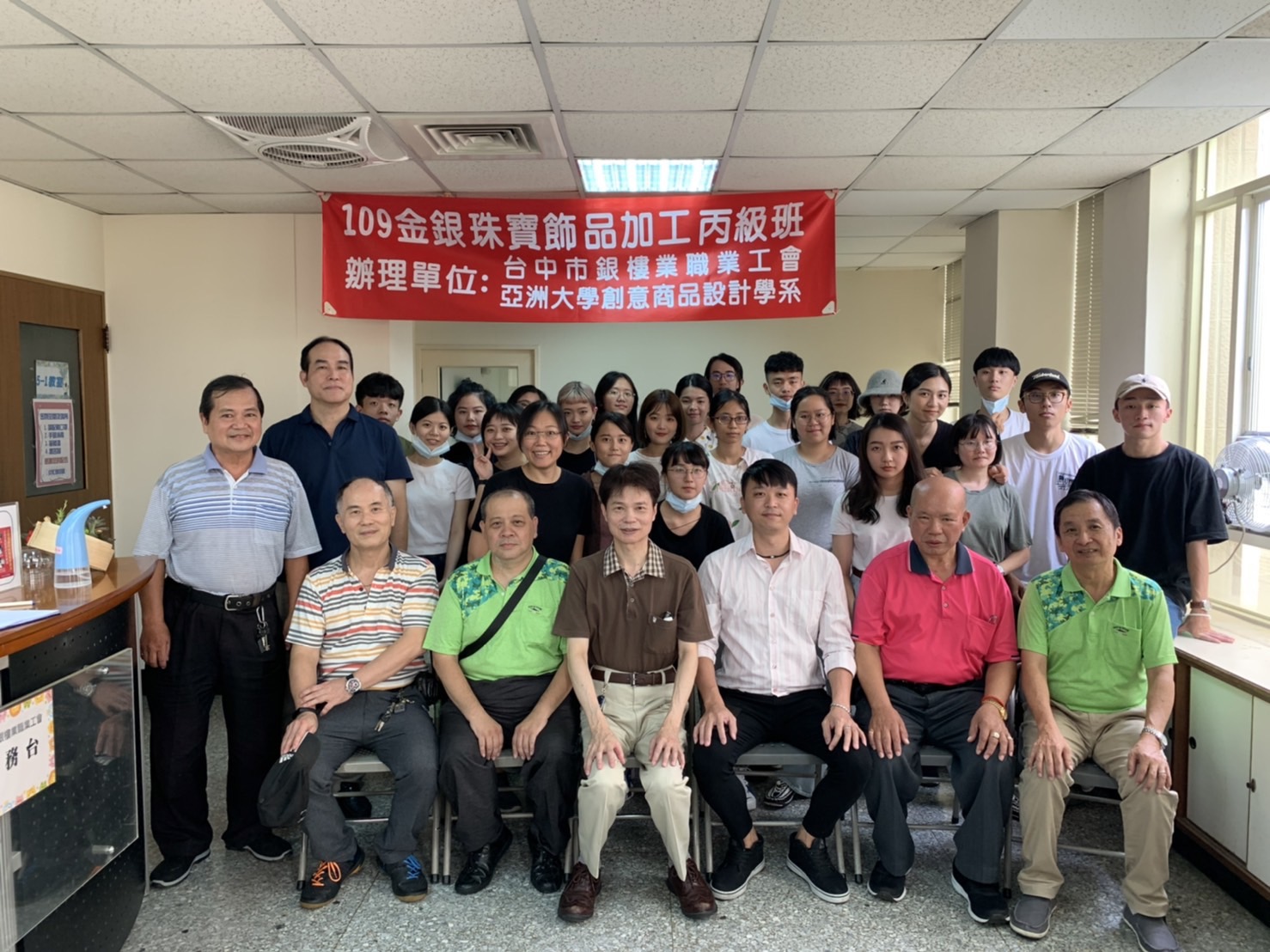 商設系與台中市銀樓業職業工會,合辦「金銀珠寶飾品加工丙級班」,去年11月結訓,職業工會業師與同學們大合照
