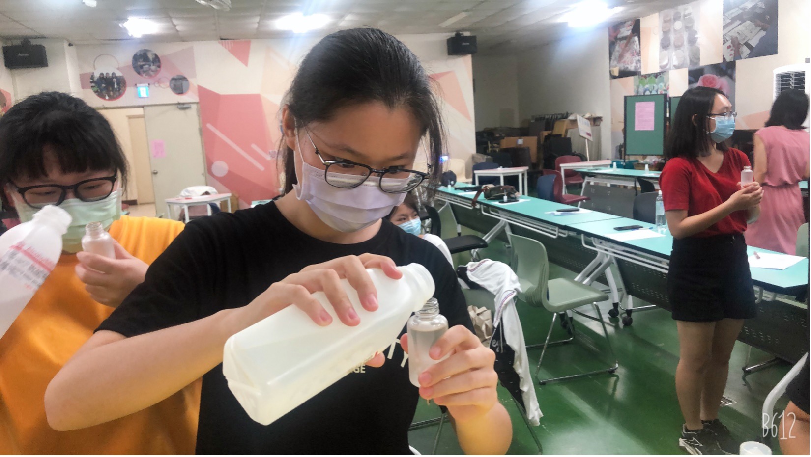 「天然植物芳香精油乾洗手」活動,學生學習如何在製作乾洗手過程中加入酒精