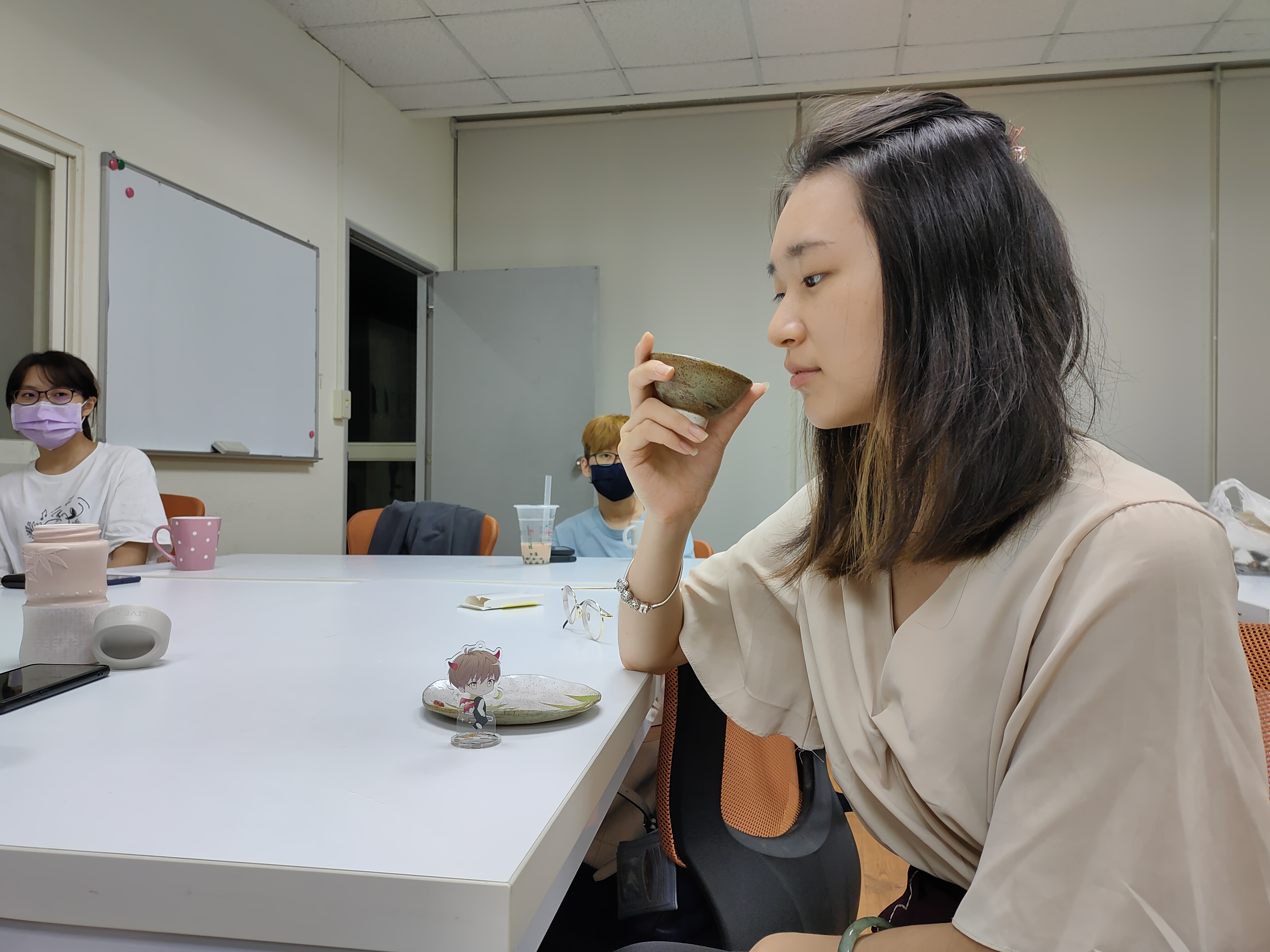 參加「風味點綴生活」的學生認真品茶,感受茶品的風味