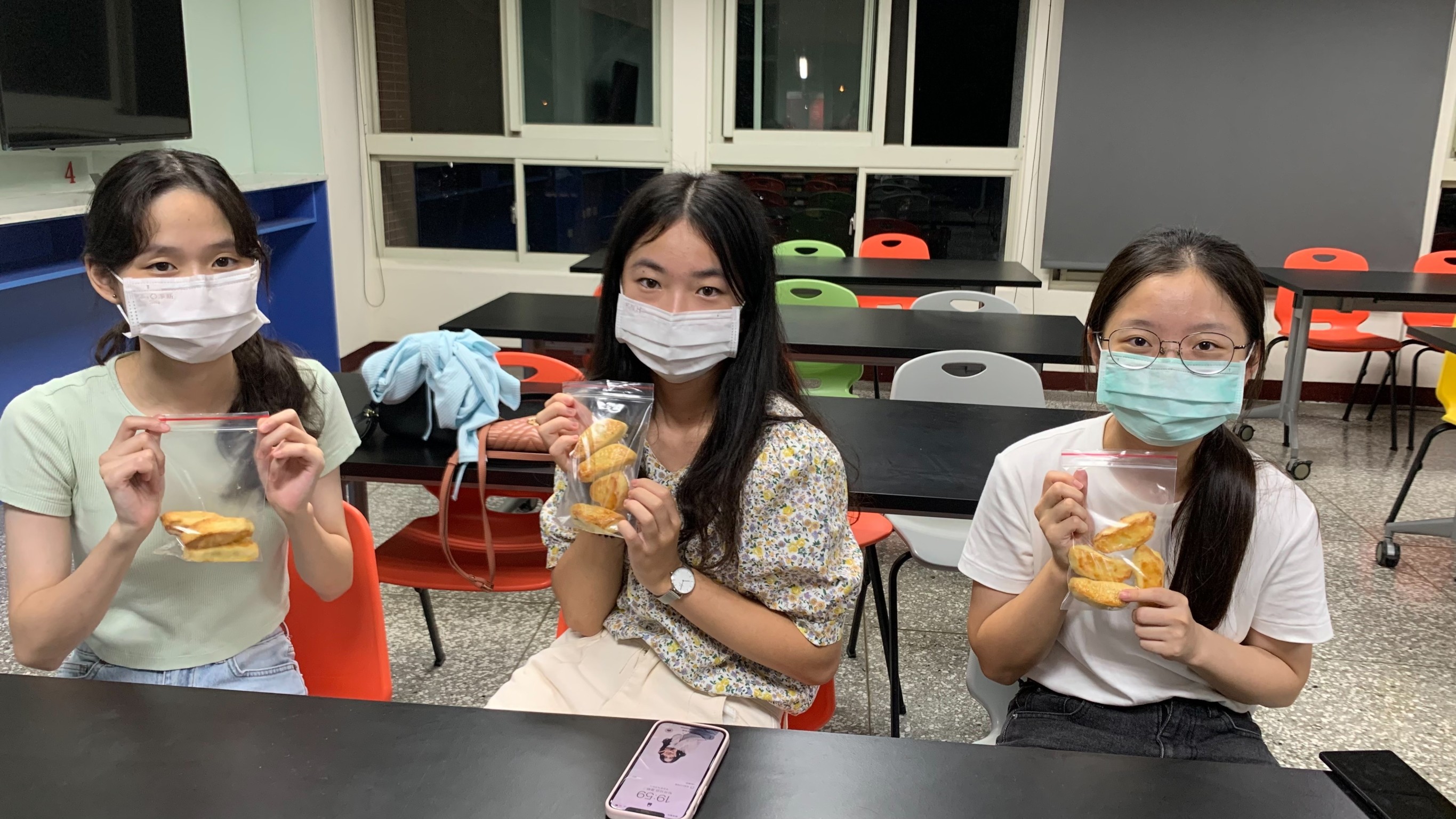 「台灣土鳳梨酥DIY」活動,學生自己製作鳳梨酥