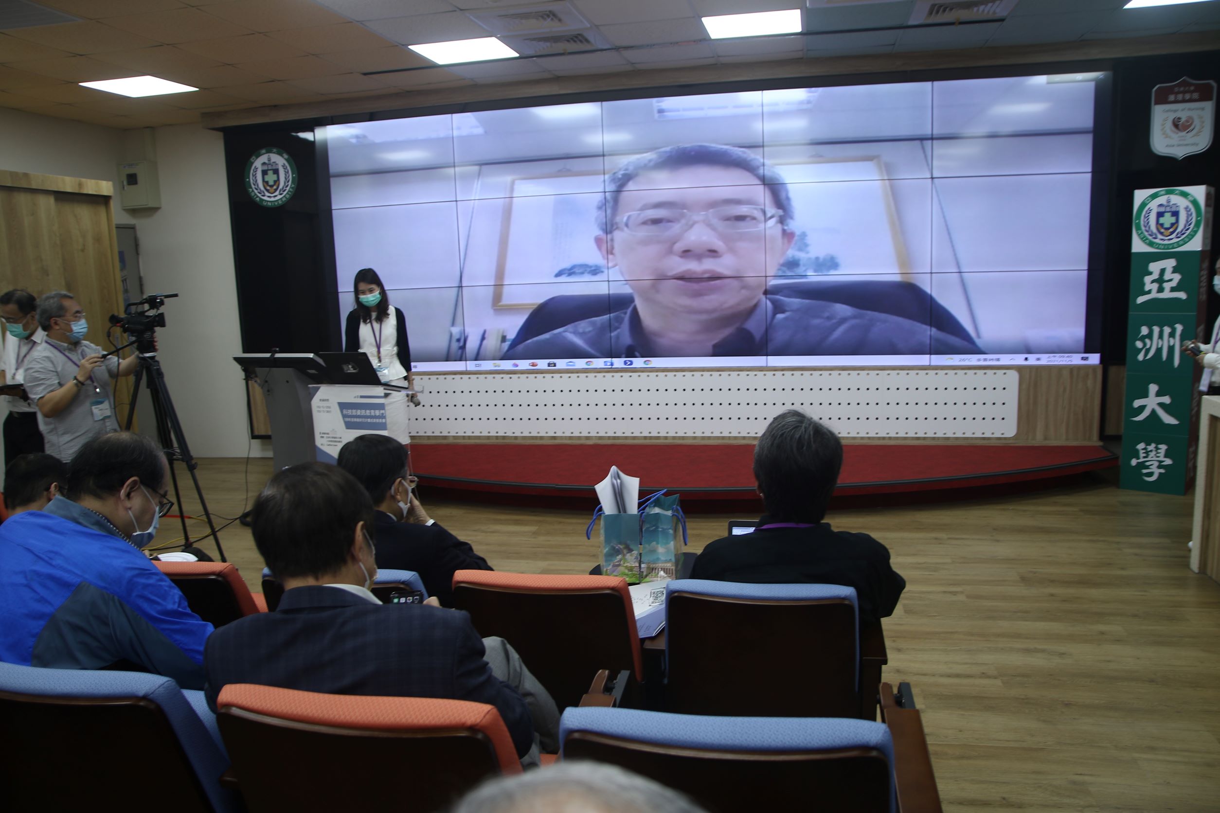 教育部資訊及科技教育司長郭伯臣,透過視訊感謝資教學門老師們一年來的努力與貢獻。