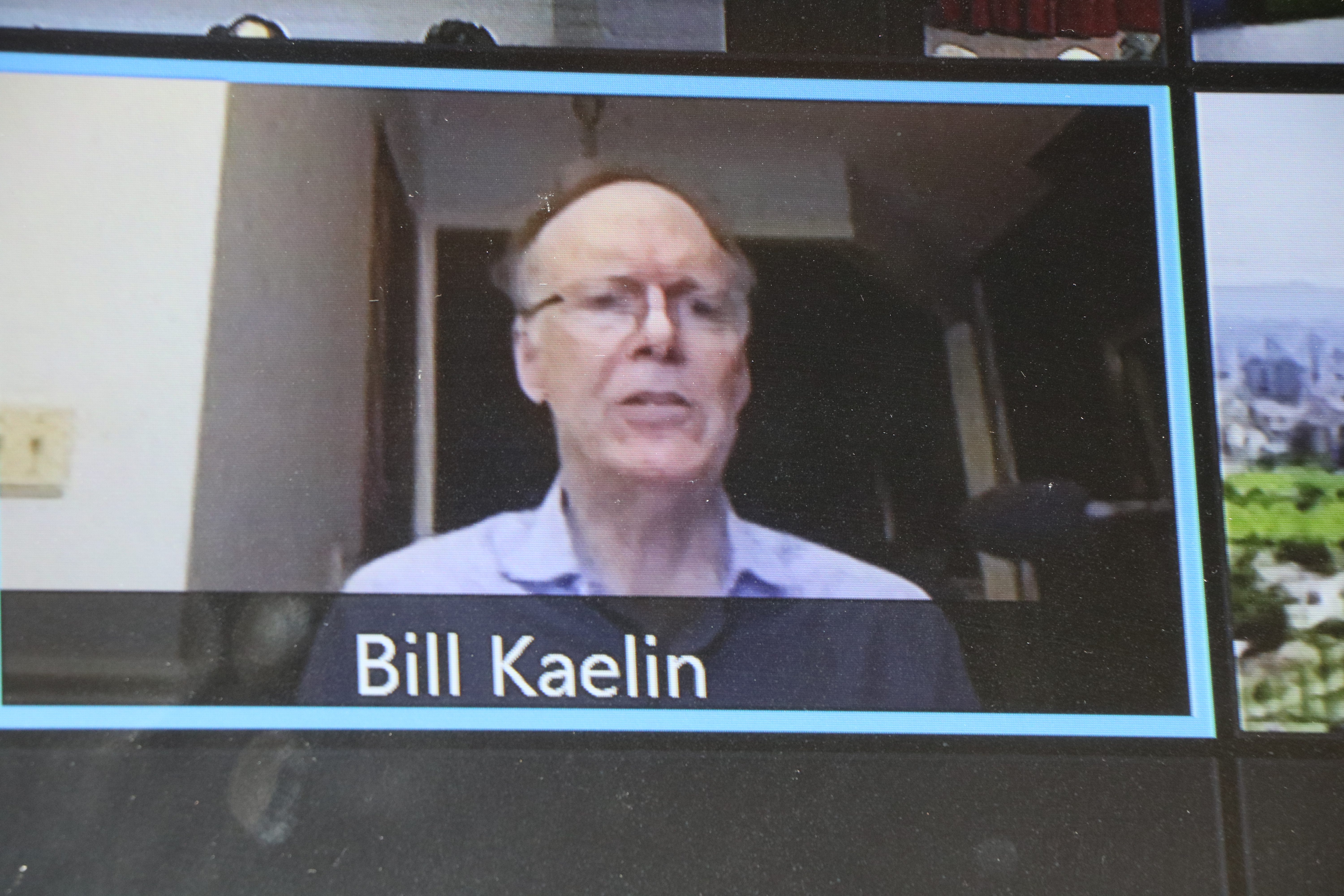美國哈佛大學教授William G. Kaelin,透過視訊講述癌細胞在缺氧環境下,成為更為惡性的機轉及研發抗癌藥物。