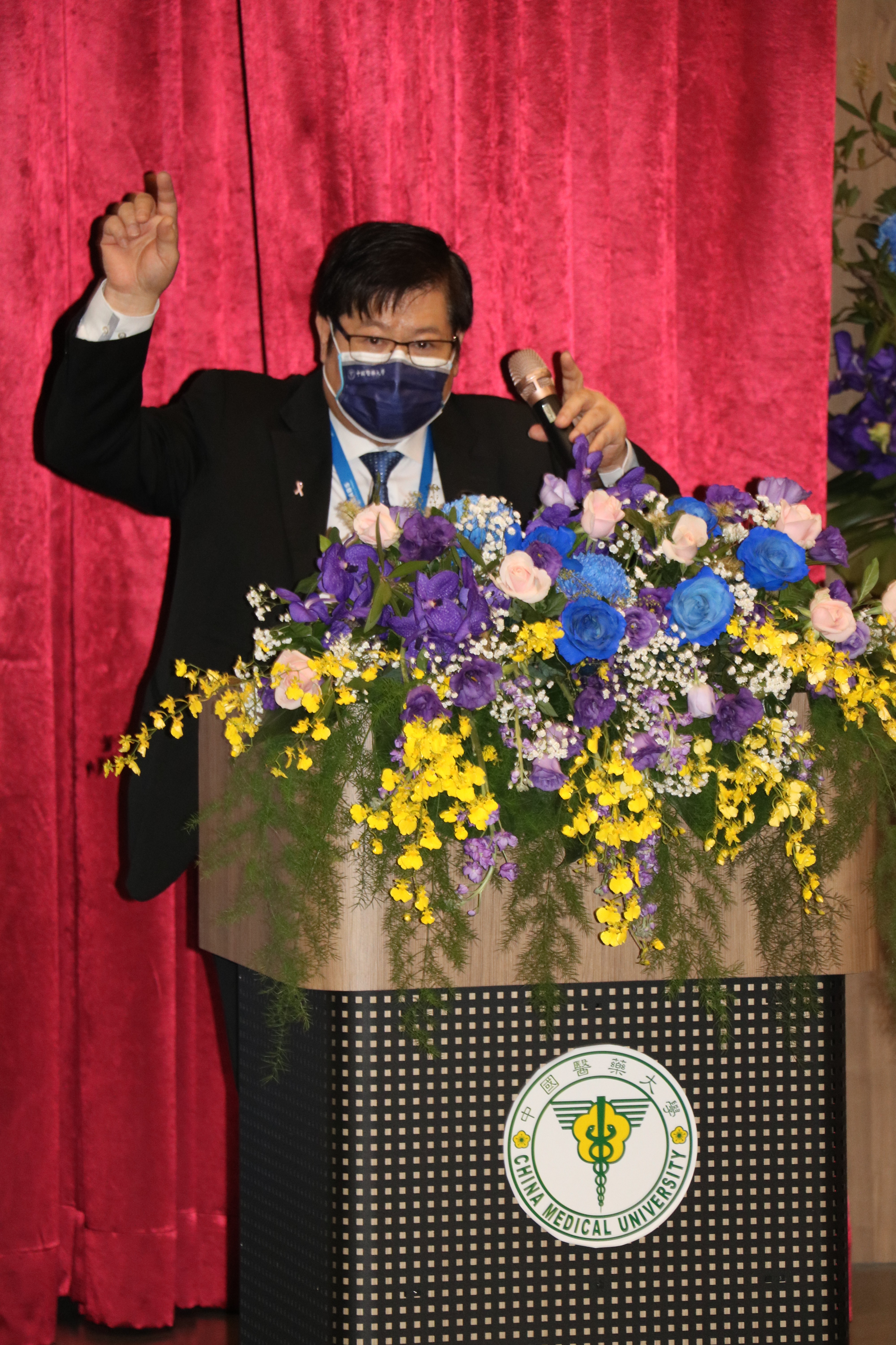 中醫大校長洪明奇院士以豐沛學術人脈,邀約17位國內外癌症領域頂尖學者。
