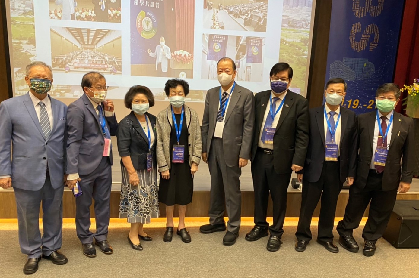 「中亞聯大」合辦「2021台灣國際創新生物醫學峰會」,董事長蔡長海博士(右四)、中醫大校長洪明奇(右三)、亞大校長蔡進發(右二),和與會貴賓合照。