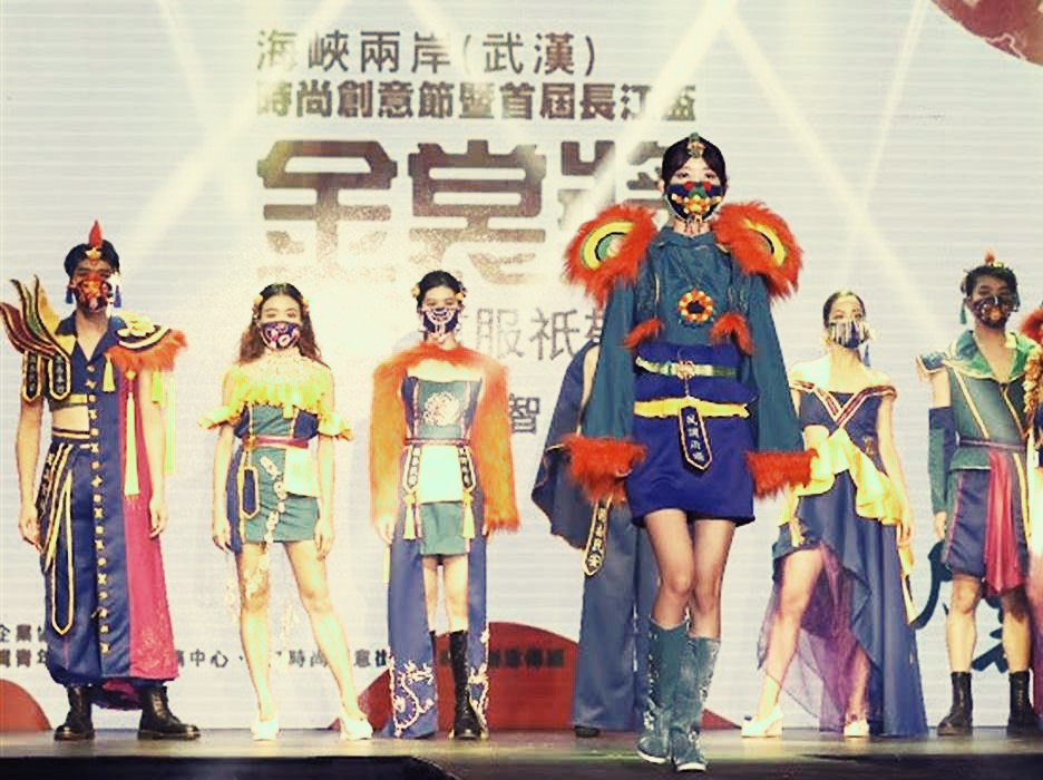 黃鈺智同學創意作品「信服祇敬仰」服裝創意作品動態展演。 (照片來源:中時新聞網)