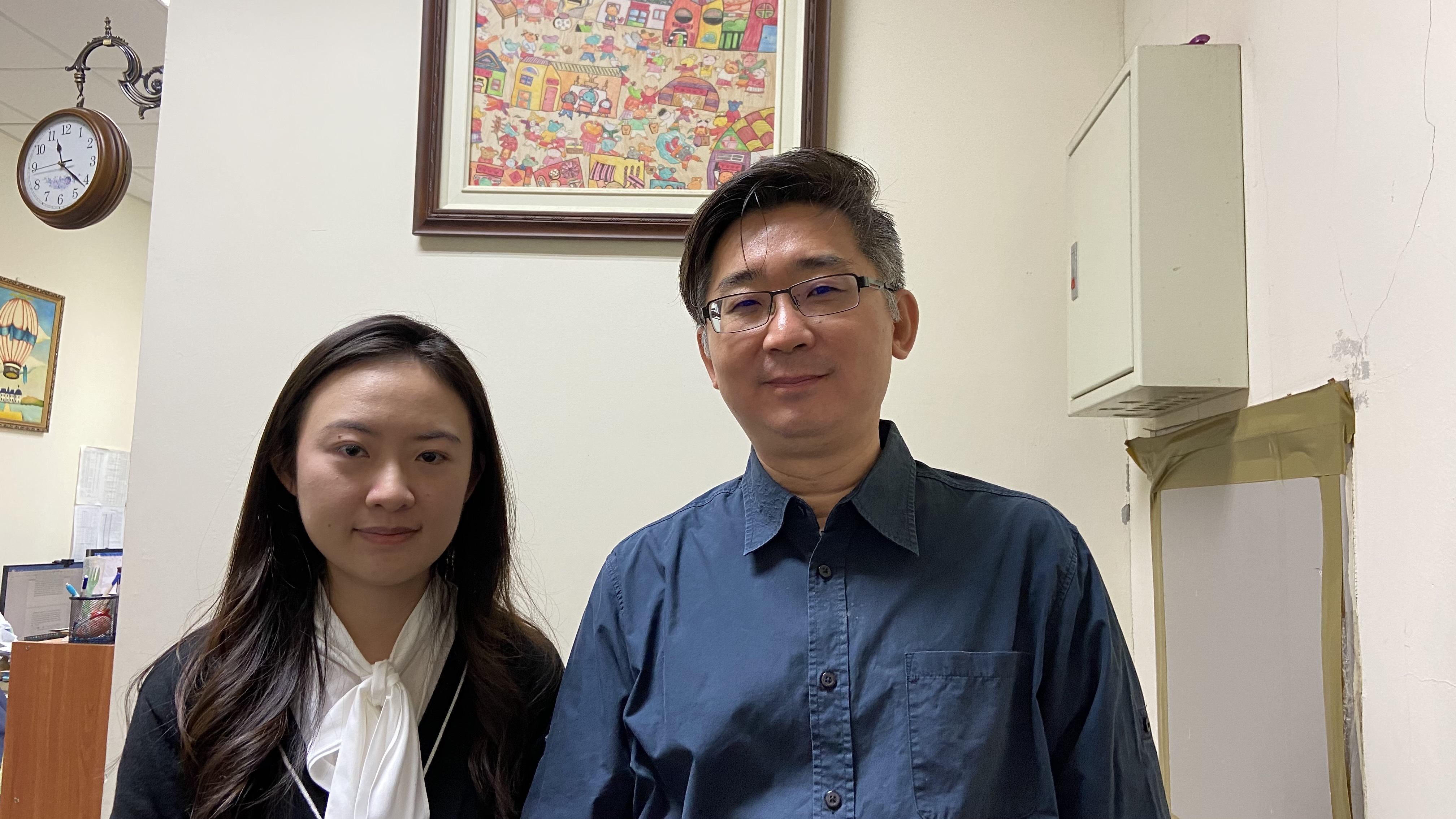 亞大健管系副教授廖宏恩(右)指導碩士藍暄甯的專題,榮獲「最佳年輕研究者獎」、「最佳人氣獎第3名」