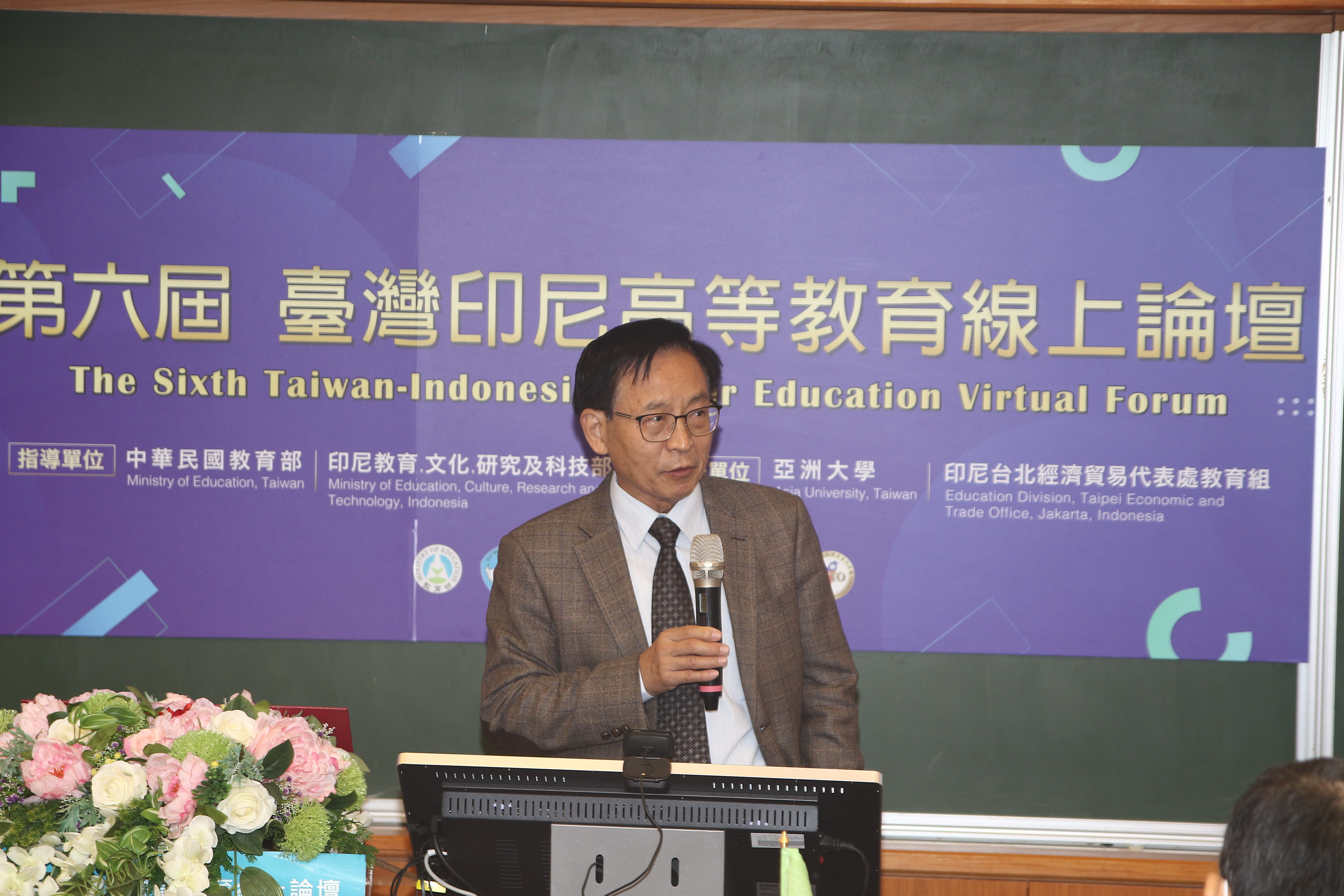 亞大國際學院院長陳英輝表示,大會還安排一場6人圓桌座談,就論壇發表回餽意見。