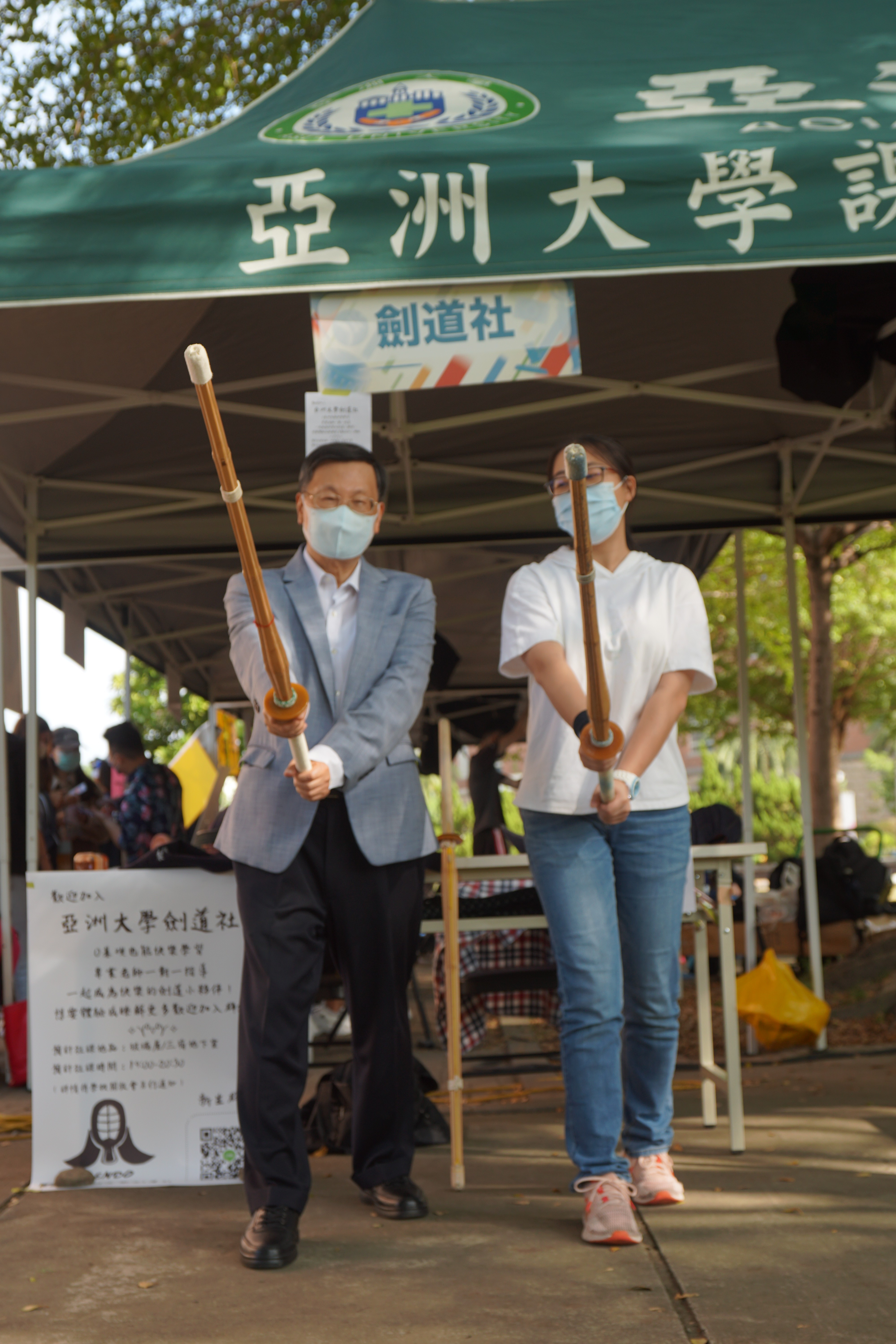 亞大校長蔡進發(左)本學期參加學生社團活動時,與劍道社的學生一起練劍。蔡校長得知劍道隊勇得好成績,十分高興,鼓勵她們繼續為校爭光。