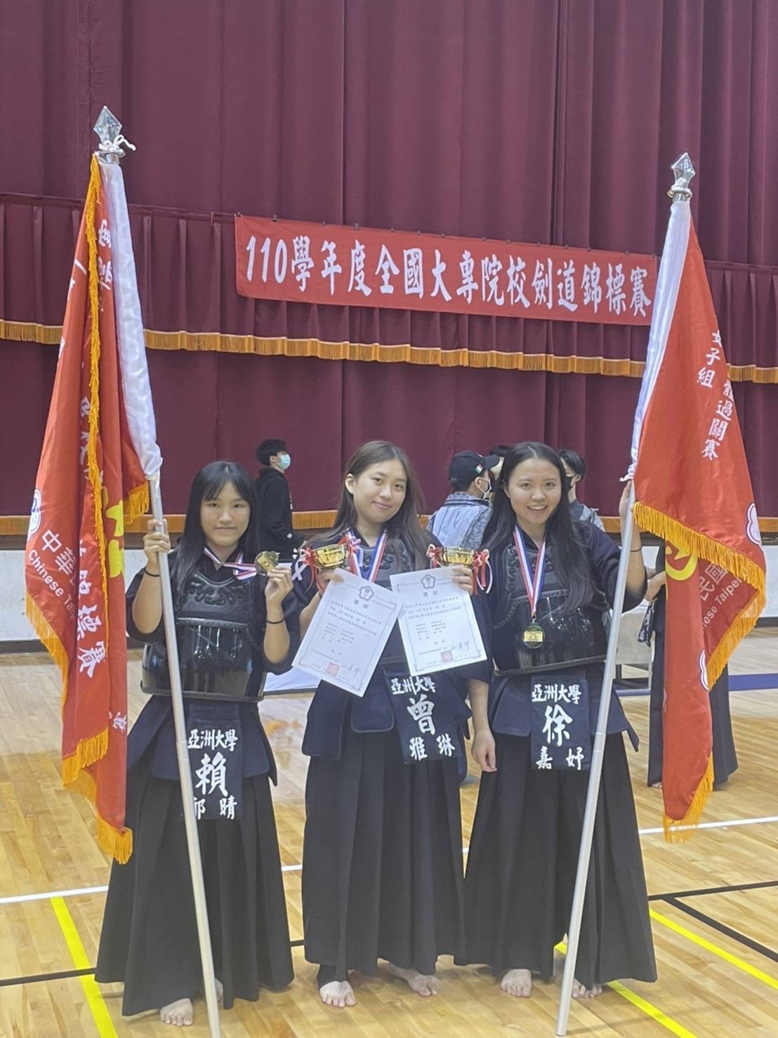 獲4金1銀的同學賴郁晴(左起)、曾雅琳、徐嘉妤,在比賽會場旗開得勝。
