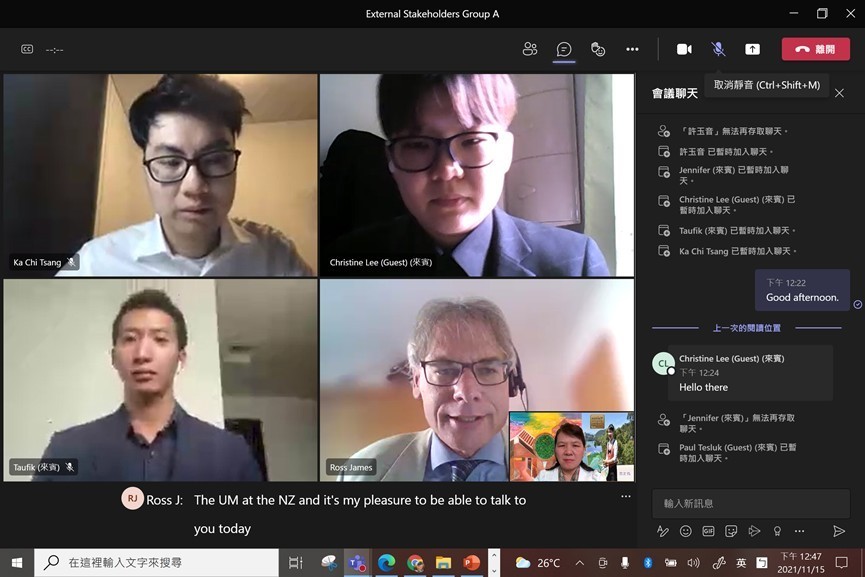 亞大管理學院系友、業界委員,與AACSB國際商管認證委員主席Dr. James相談甚歡。