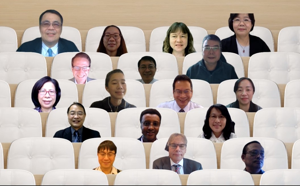 管理學院教師與AACSB國際商管認證委員,視訊大合照。