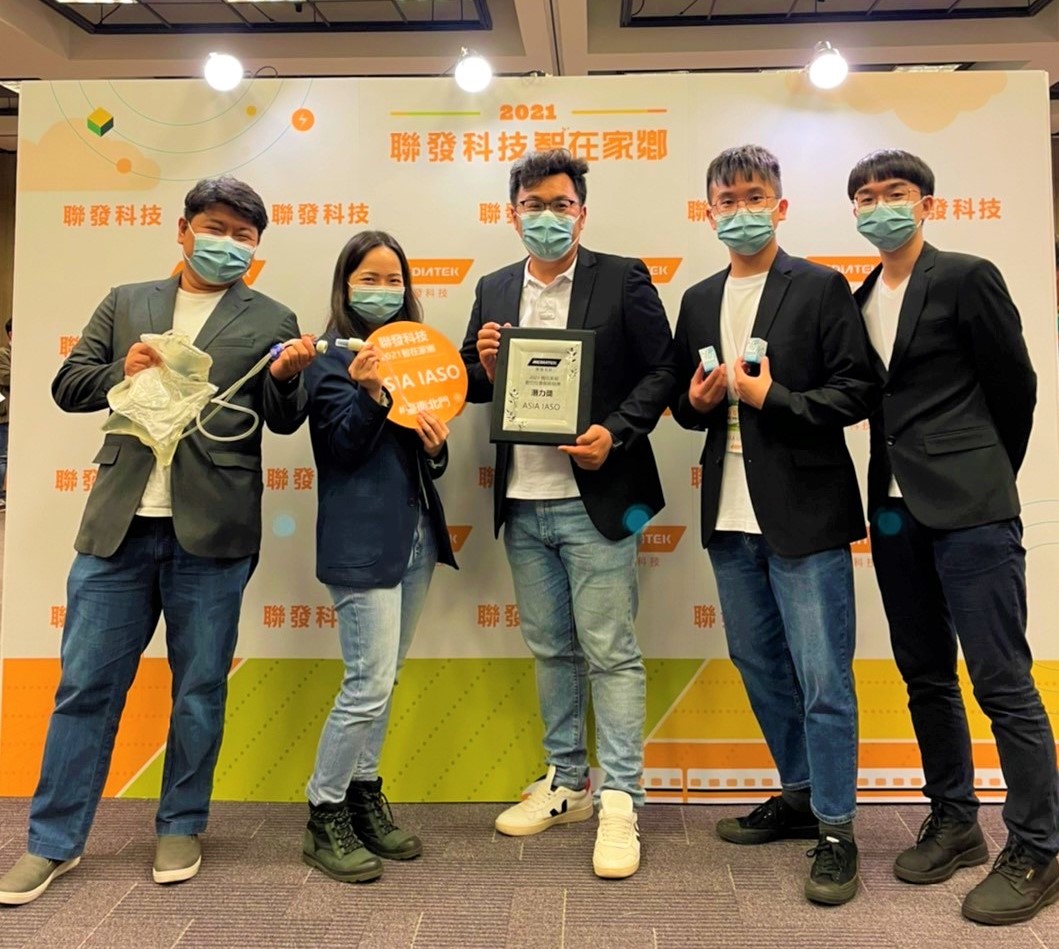 亞大生醫系老師王昭能(左三)、商設系老師朱以恬(左二)與生醫系同學,獲聯發科「智在家鄉」數位社會創新競賽潛力獎、人氣獎。