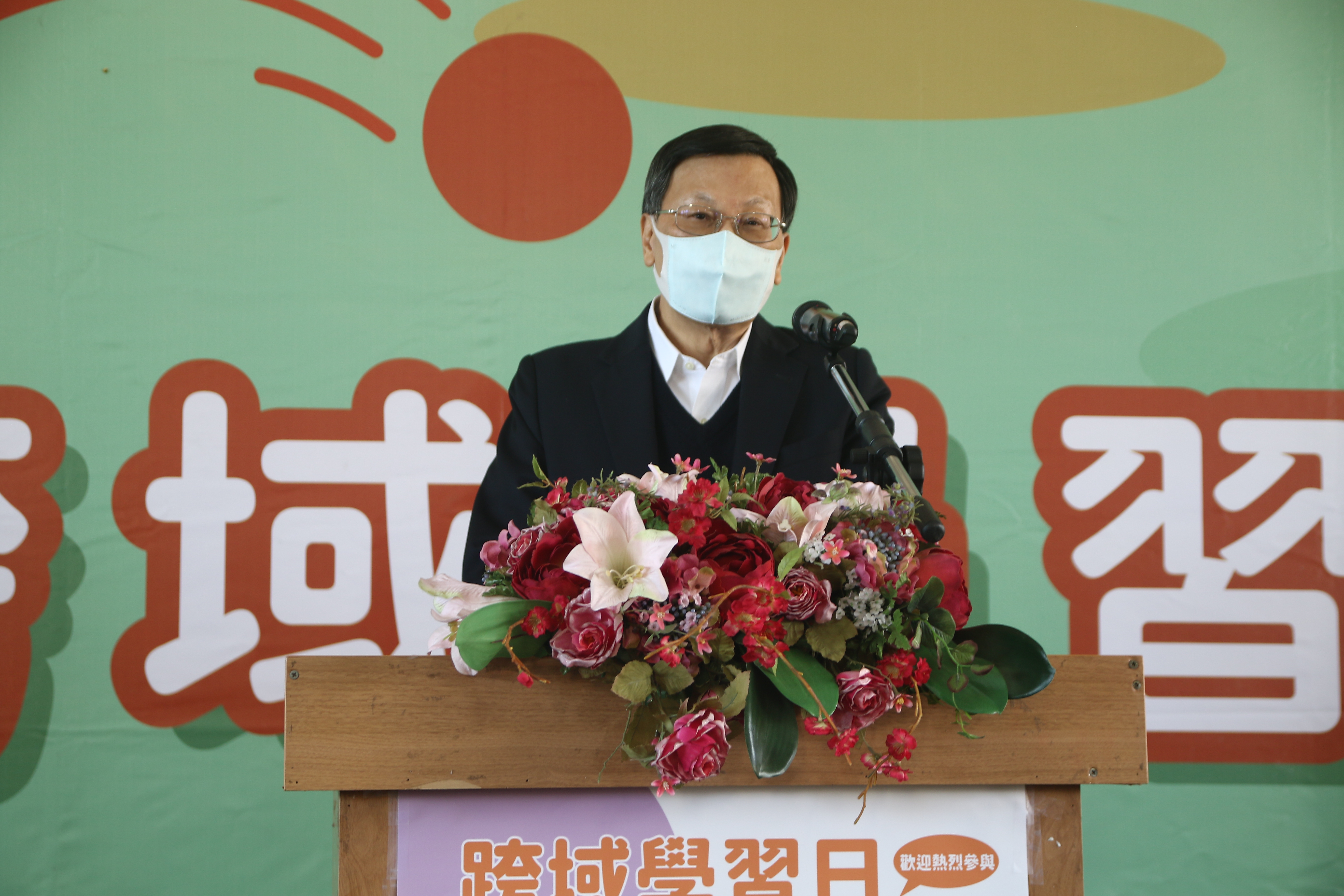 亞大校長蔡進發表示,希望同學透過跨領域學程,養成終生學習的能力,增強畢業後在社會上工作必備的各種能力。