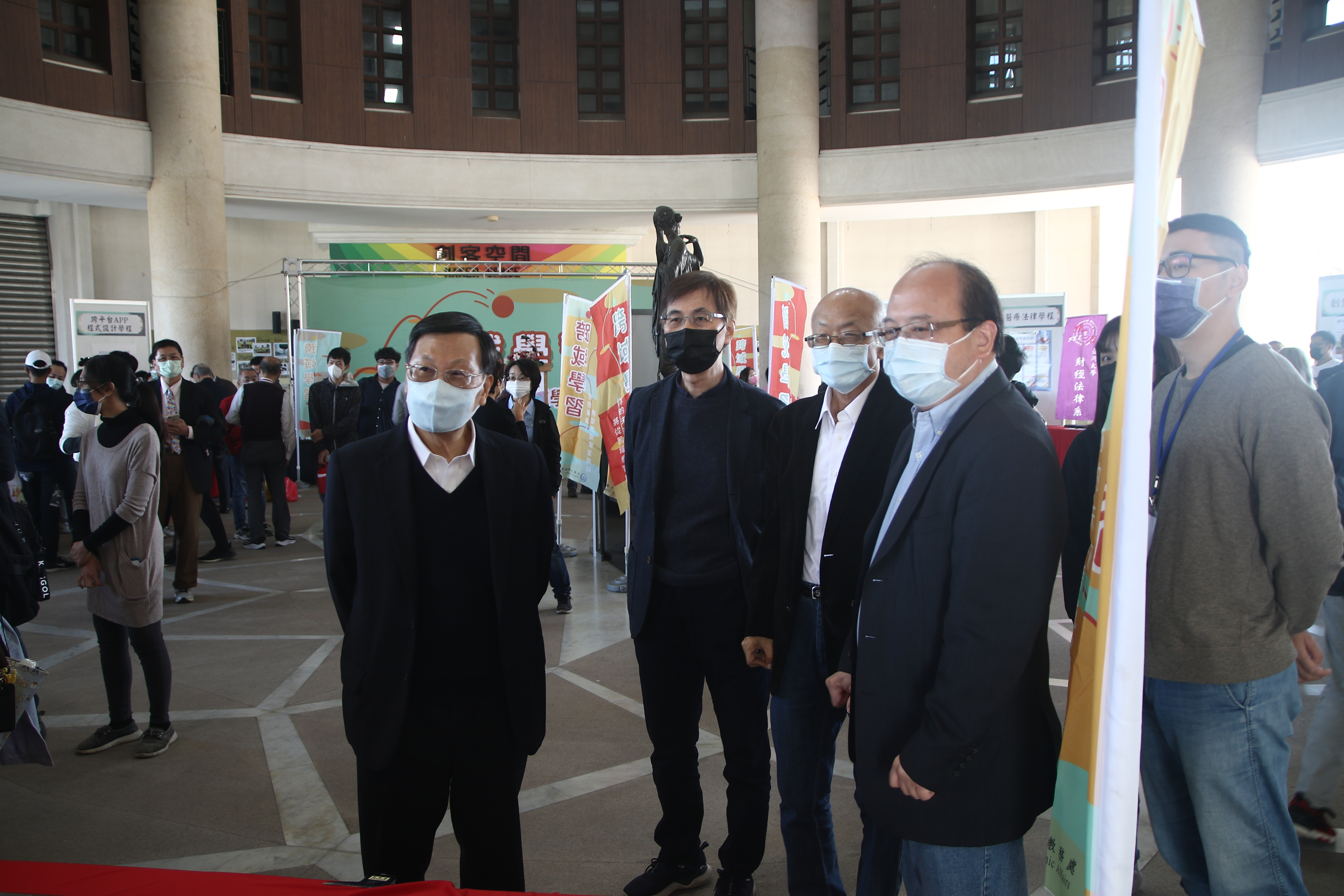 亞大校長蔡進發(左起)、副校長鄧成連、副校長吳聰能、副教務長蔡碩倉等人,參觀跨域學習展。
