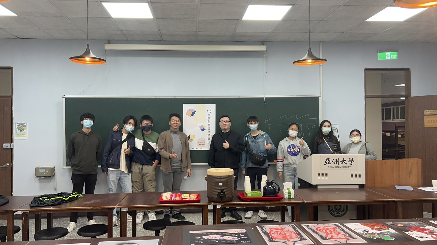 亞大發明中心主任林信宏(左四)、數媒系老師李政宗(左五),和精實班學生合照。