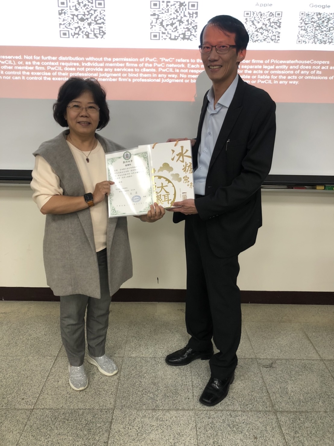 會資系主任龎玉涓(左)頒發感謝狀,給資誠聯合會計師事務所所長徐建業。