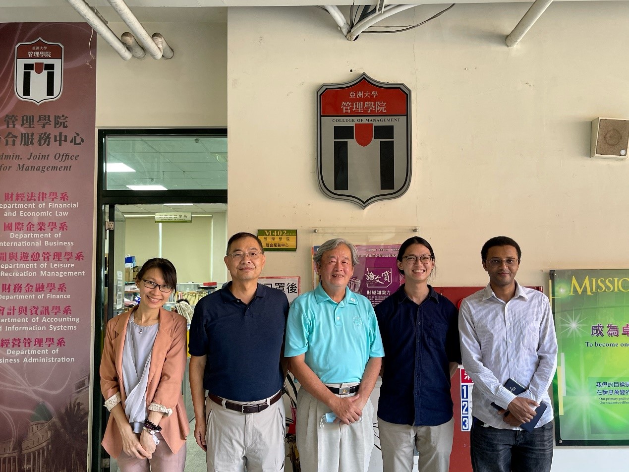 Coding Nation 科丁聯盟協會發起人劉文堂(左3)、台飛國際志工交流協會理事長王文生(左4)到亞大參訪,由亞大管理學院院長林君維(左2)、經管系老師鄭琇云(左) 、經管系老師耶利那接招。