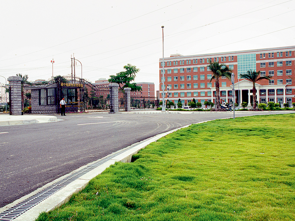 2001年本校校門口景色 2001年本校校門口景色