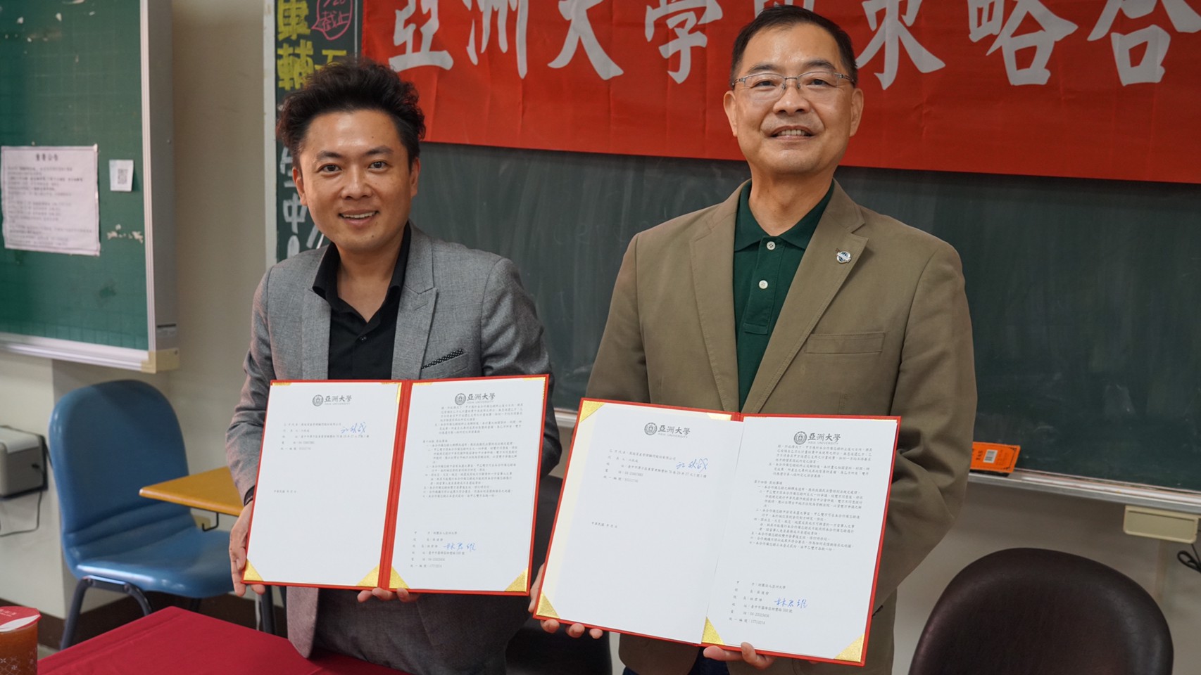 亞大管理學院院長林君維(右),與展瑞公司董事長江狄成,簽訂產學合作備忘錄。