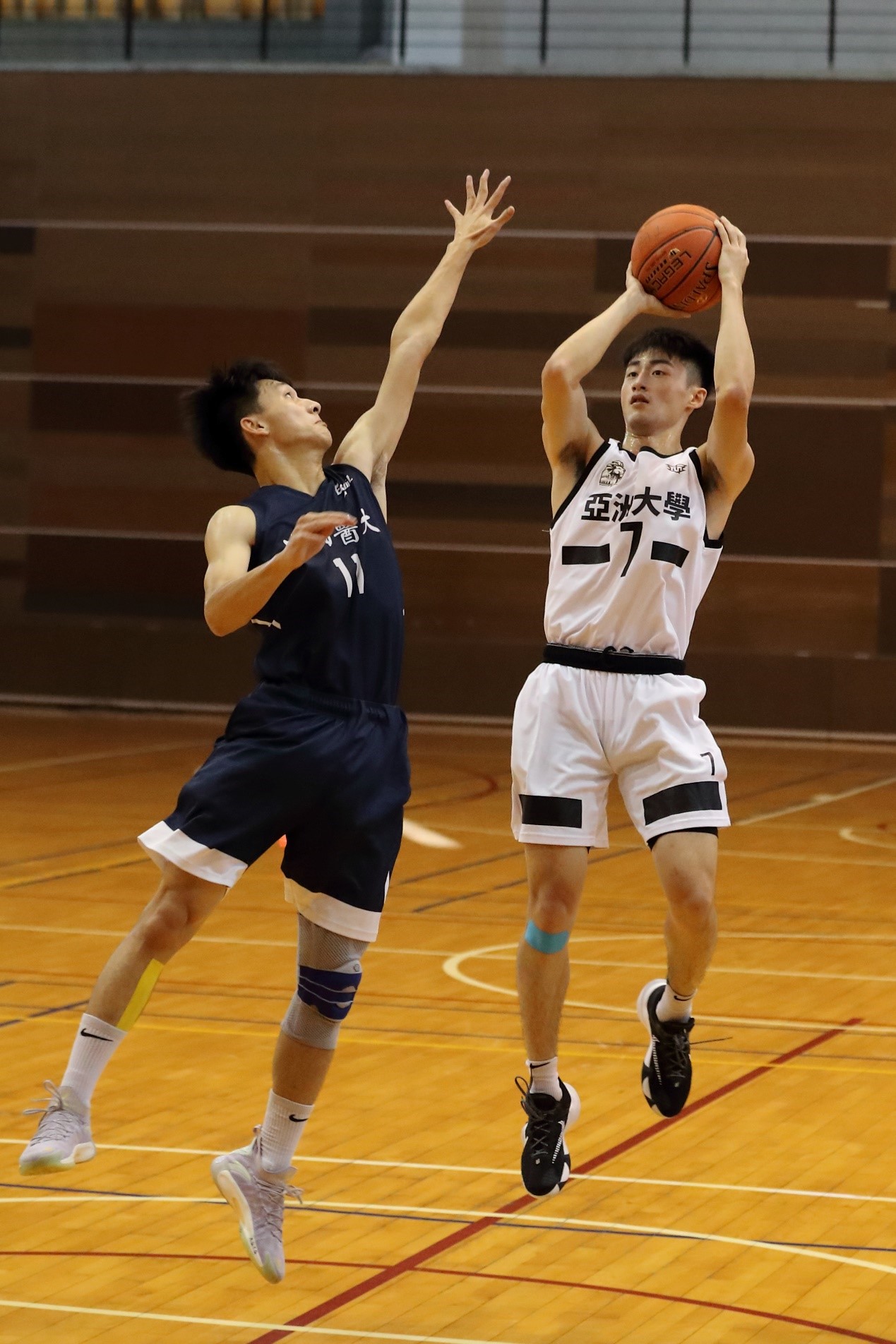 亞大男籃隊長江尚謙(7號)後仰跳投,中醫大選手防守不及。