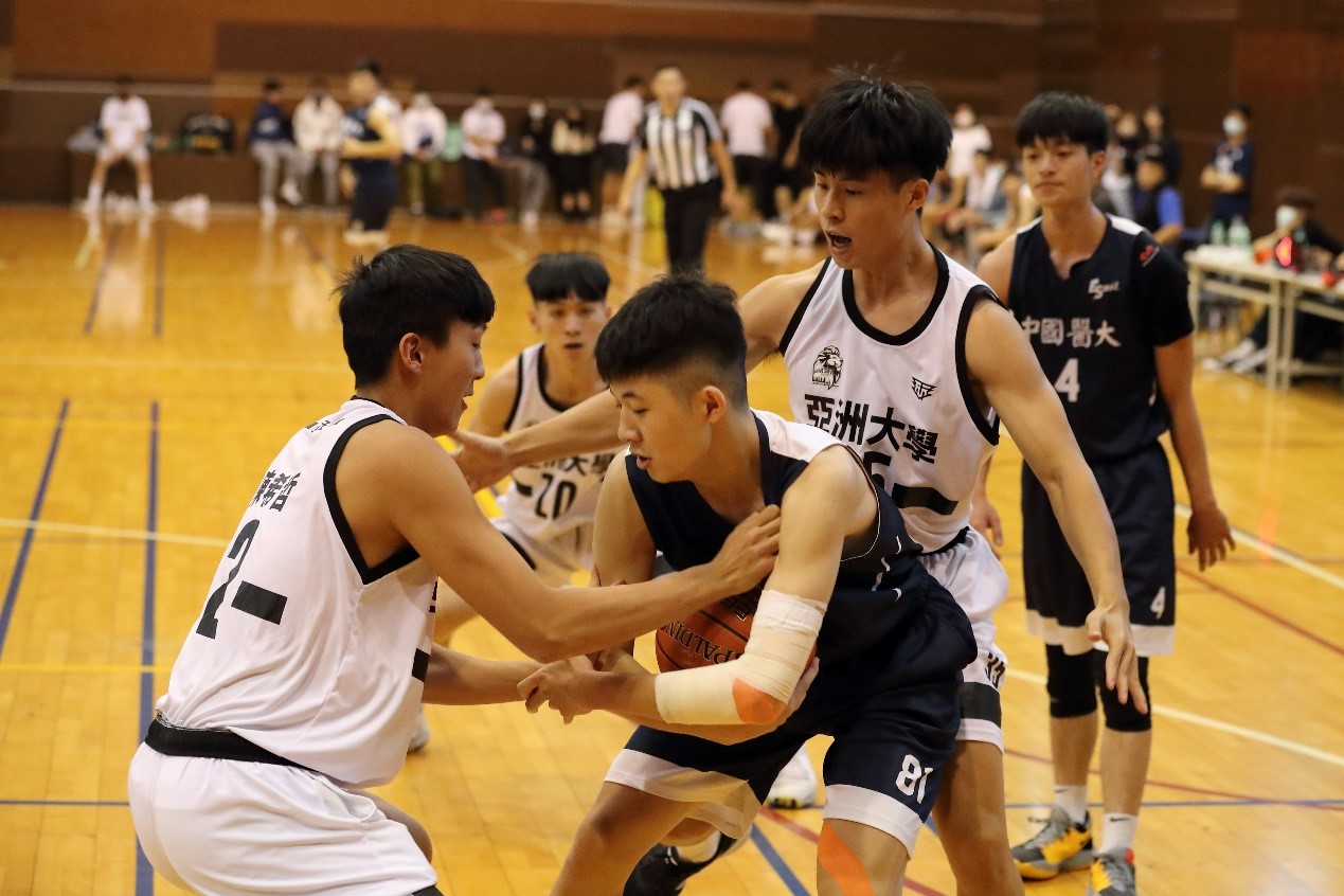 亞大男籃陳希哲(白衣圖左,2號)與黃楷家(白衣圖右)包夾防守中醫大的選手。
