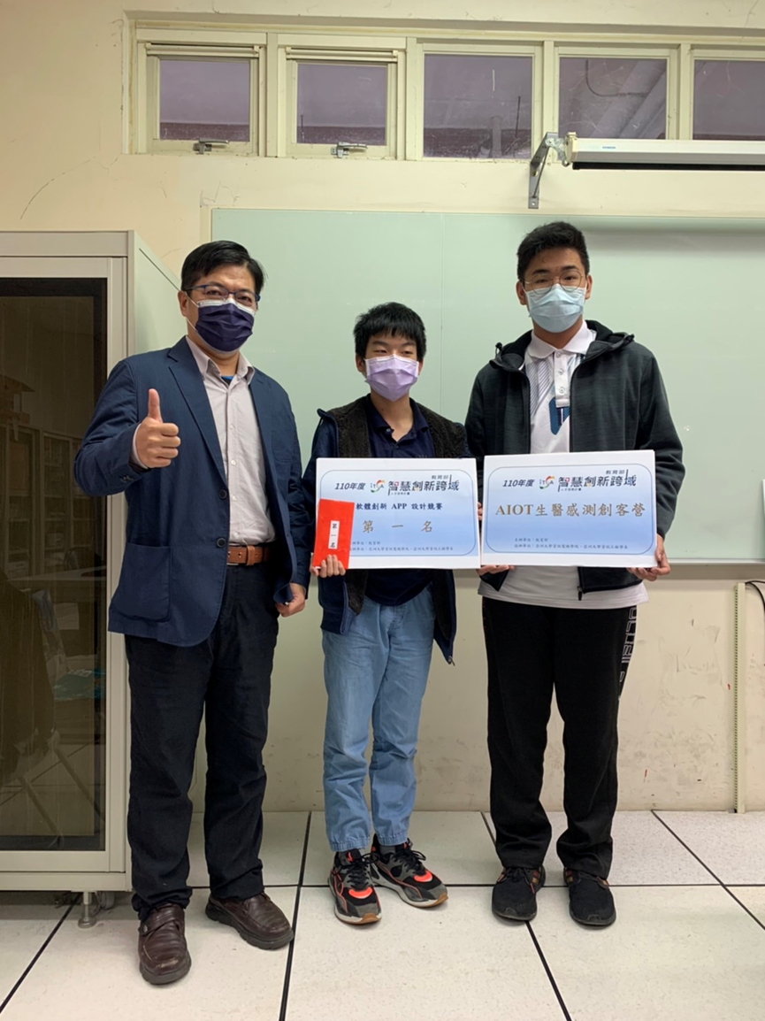 資工系陳兆南副系主任(左一),頒發獎狀給第一名的同學。
