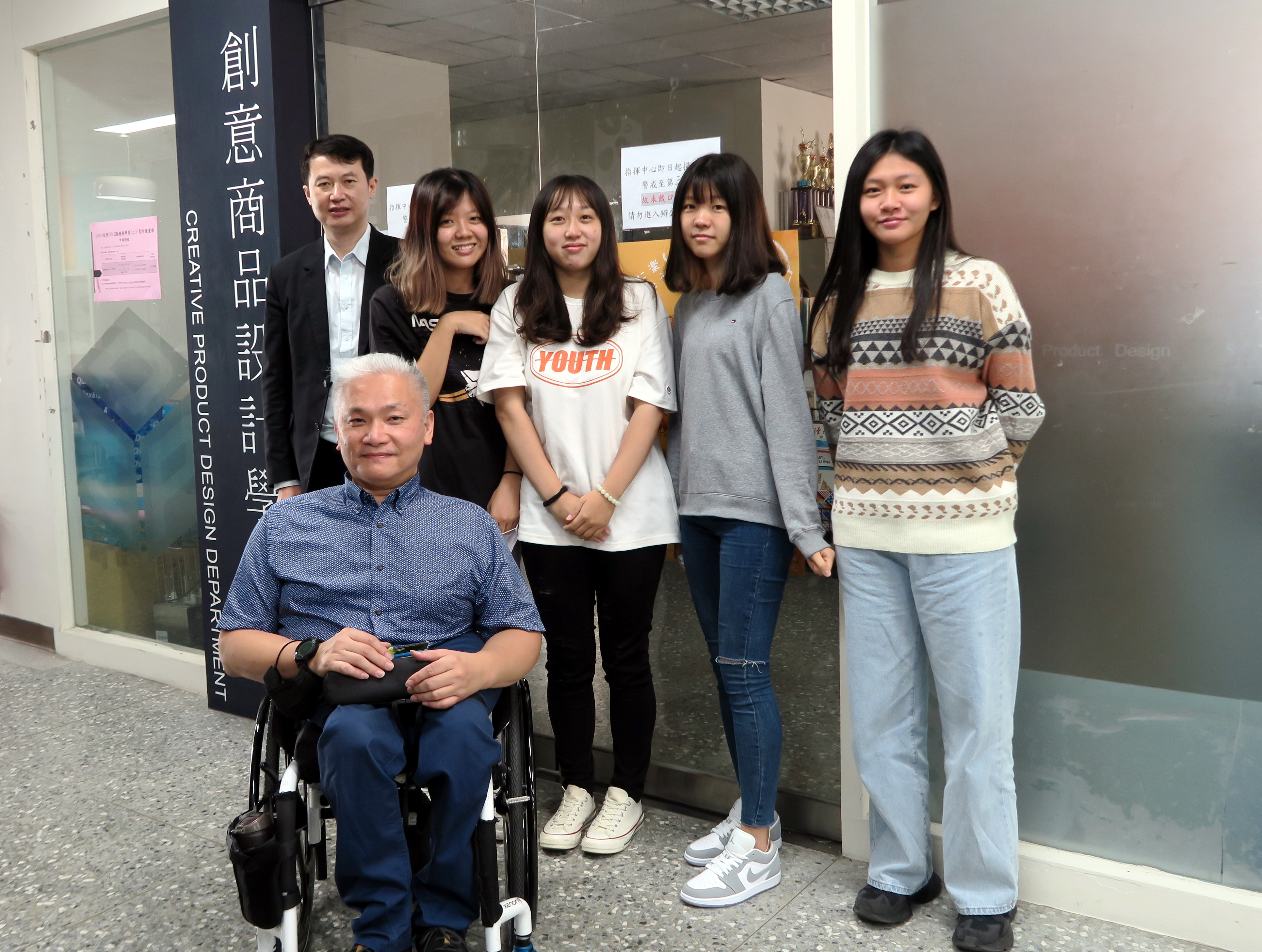 「行無礙資源推廣協會」總幹事許朝富(前排),與亞大商設龍希文老師(左起)、亞大學生林侃盈、徐鏡雯、林育敏、林俞辰合影。