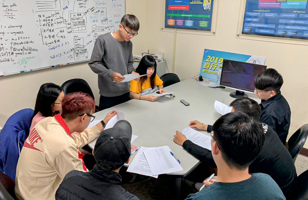 研究團隊成員定期召開例行討論會議 研究團隊成員定期召開例行討論會議