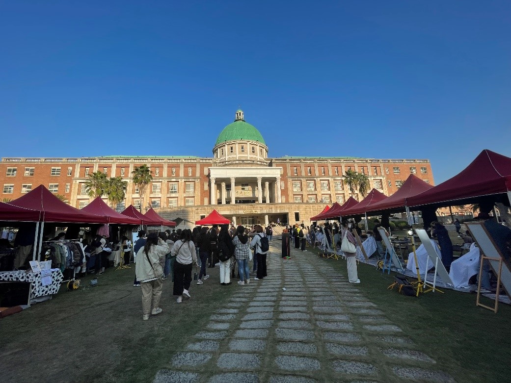 時尚系舉辦義剪活動,結合冬波市集攤位,吸引許多學生參加。