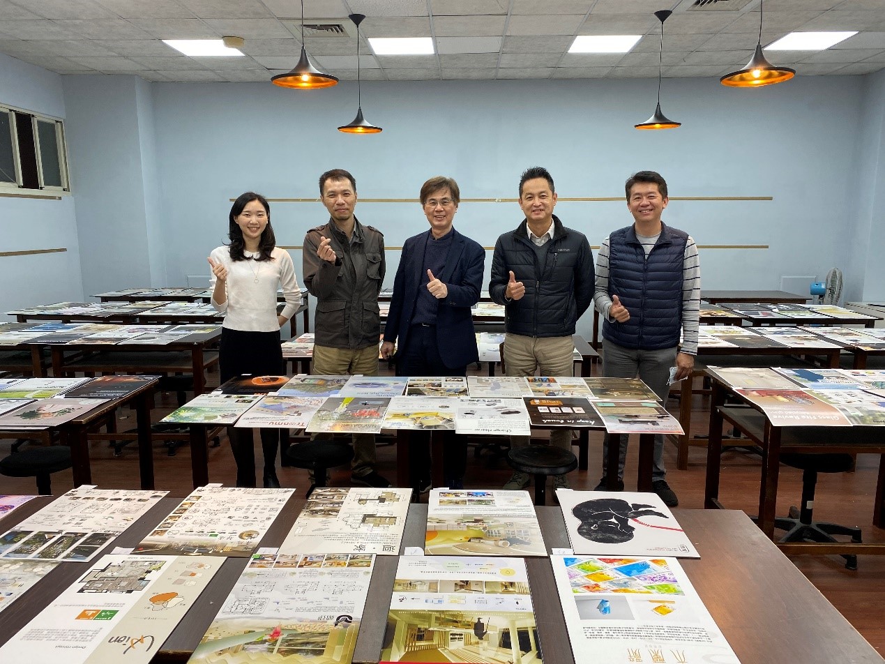 亞大副校長鄧成連(右三)、創意學院院長李元榮(右二)、雲科大教授黃信夫(右四)、設計懶人包吳品潔設計師(右五)與發明中心主任林信宏(右一),參與「2022紅點概念校外審查活動」。