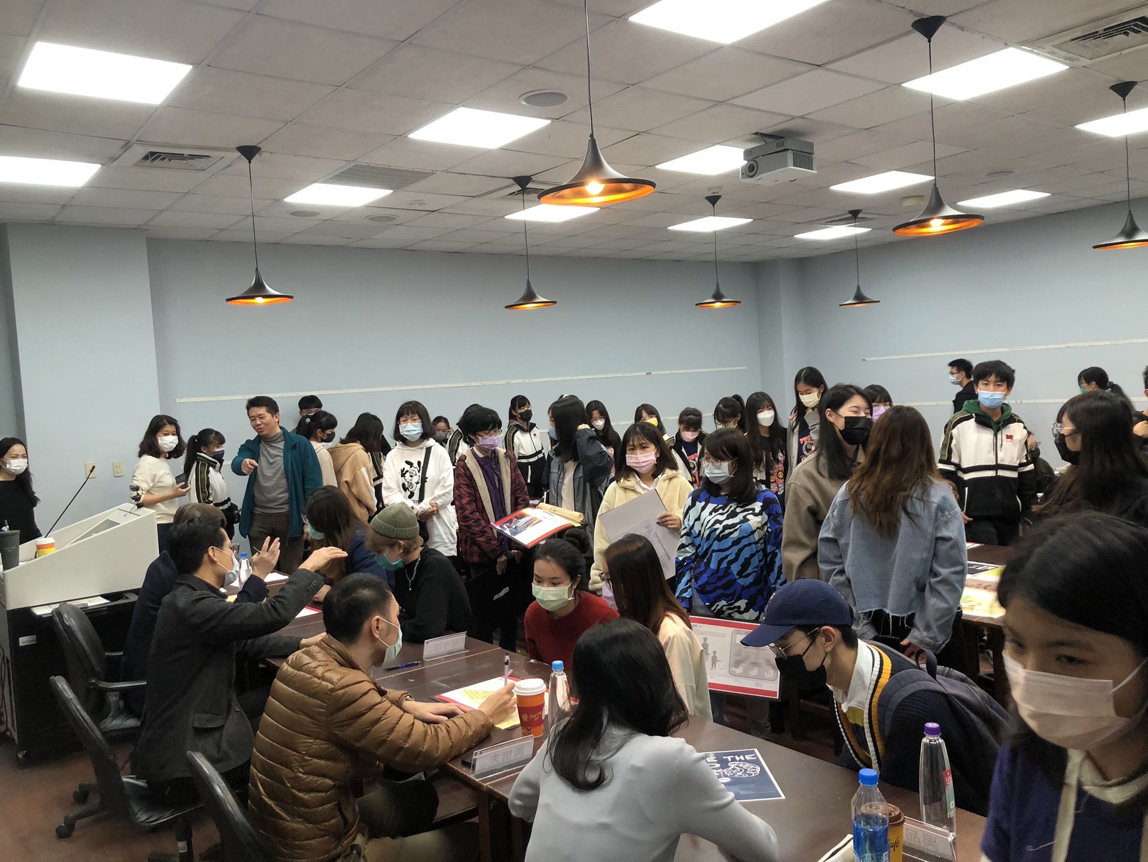 參賽「2022德國IF新秀獎」第一次作品輔導活動,學生踴躍參加,輔導委員仔細審查同學作品,給予建議。