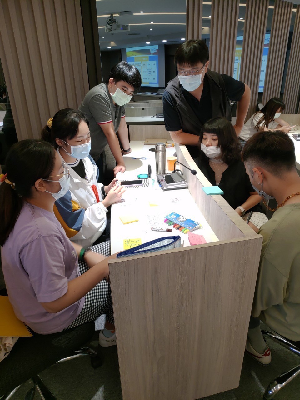 時尚系老師高敏智(右,站立者)與大葉大學老師,帶領跨校學生團隊在工作坊中討論
