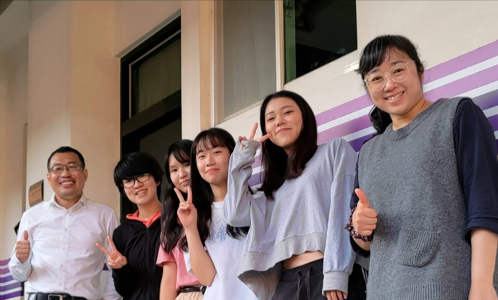 社工系老師陳貽照(左起)、幼教系同學張云瑄、蔡君儒、黃虹瑄、徐雁庭、幼教系老師何祖華,獲博幼基金會「偏鄉教育」獎銀牌