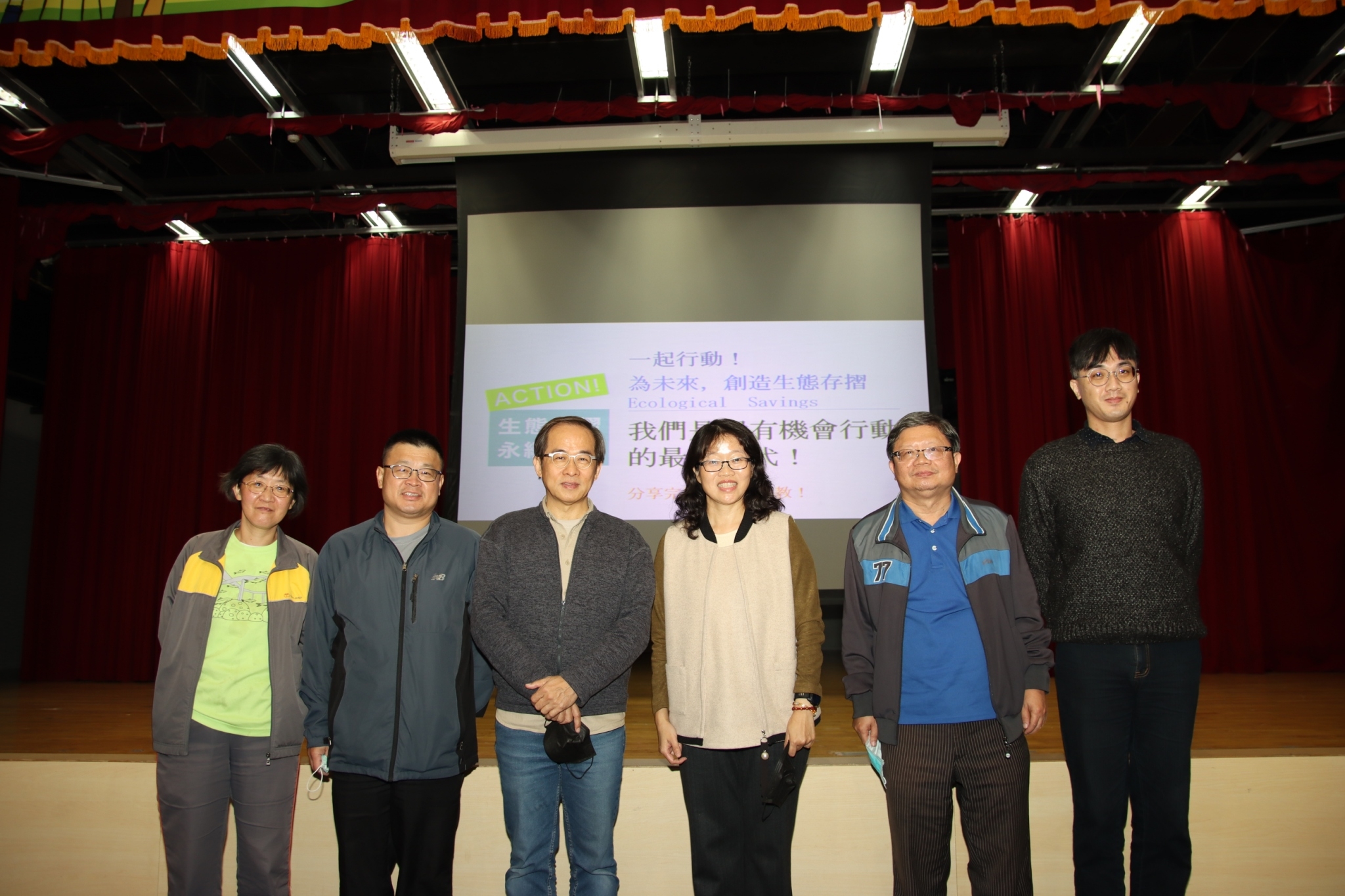 劉德輔策展人(左三),與通識中心主任黃淑貞 (左四)及教師團隊合影