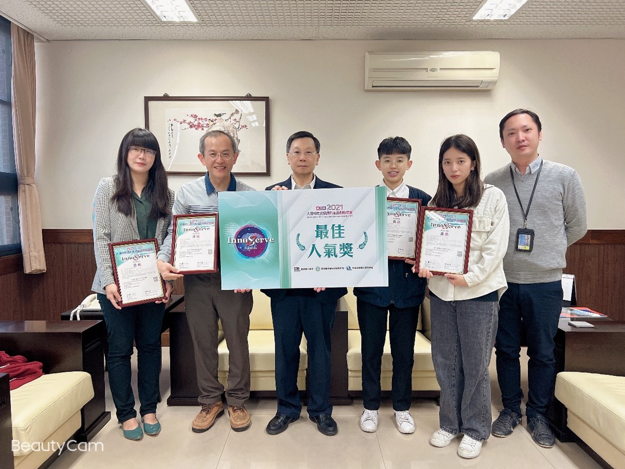 「AI Understanding」獲最佳人氣獎第一名,校長蔡進發(左三)、指導老師聽語系助理教授林郡儀(左起)、資傳系教授陸清達、資傳系同學陸妍諭、資傳系同學潘欣余、程式設計菁英團隊執行秘書俞建智等人合影