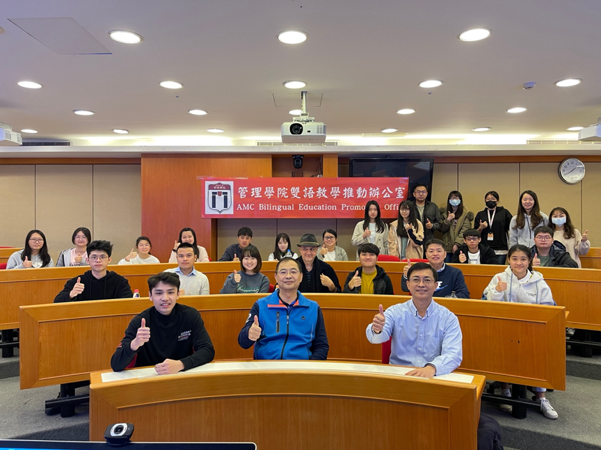 管理學院院長林君維(前排中)、管院雙語計劃執行長凃宥德(前排右),與評審老師、參賽者合影