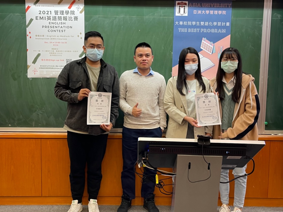 管理學院老師裴必達(左二),頒獎給大二組獲獎同學