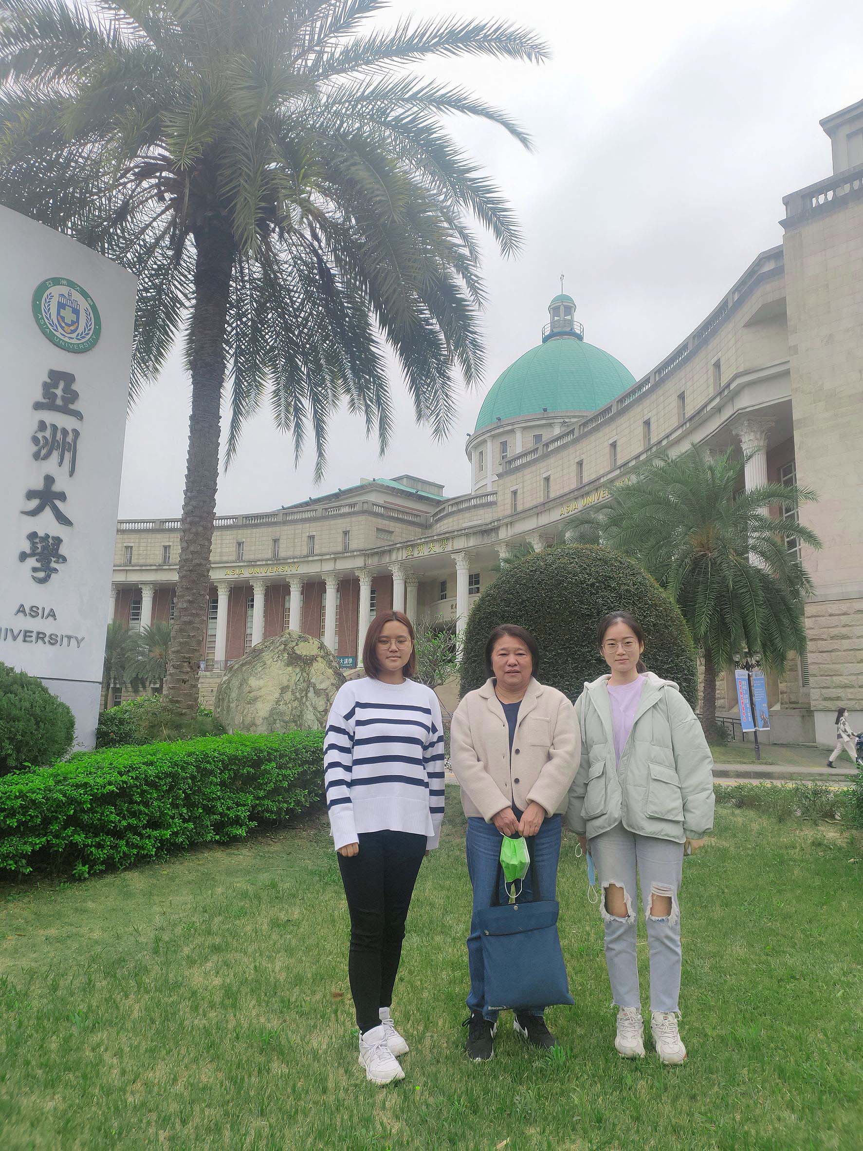 陳諺繻同學(左)錄取交大分子醫學與生物工程研究所、成功大學生命科學研究所,林書嫺同學(右)錄取台大獸醫所,她們二人都很感謝黃素華老師(中)的指導