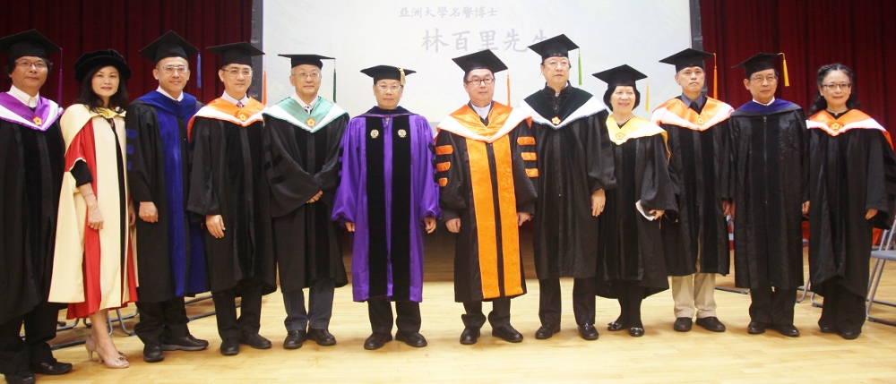 廣達電腦公司創辦人林百里董事長(右六),獲亞洲大學頒授資訊電機學院名譽博士學位,與亞洲大學創辦人蔡長海(右五)、校長蔡進發(左六)等位師長合影