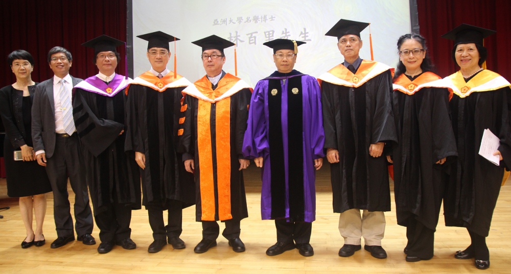 廣達電腦公司創辦人林百里董事長(中),獲亞洲大學頒授資訊電機學院名譽博士學位,與亞洲大學校長蔡進發(右四)等位師長合影