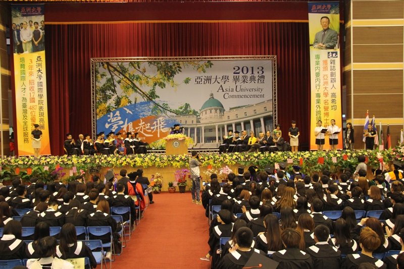 亞洲大學舉辦101學年度畢業典禮,校長蔡進發致詞