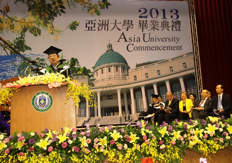 亞洲大學創辦人蔡長海在畢業典禮中,勉勵亞大畢業生對工作、生活抱持熱情