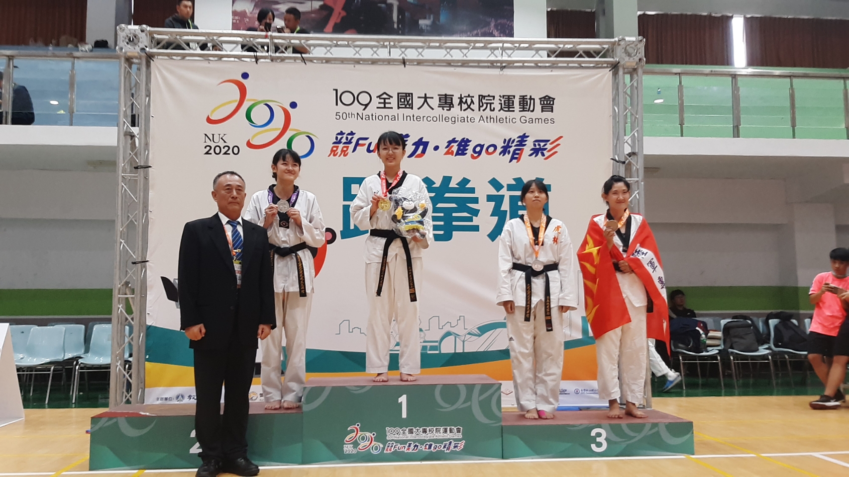 杜昀靜參加今年全大運,11月2日獲女子53至57公斤級跆拳道金牌,頒獎時留影。