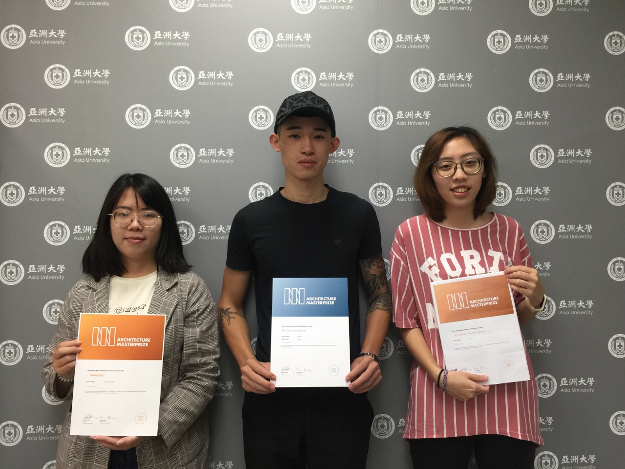 室設系獲獎3位同學合影,左起為唐蔓婷、梁允睿、胡世琪同學。