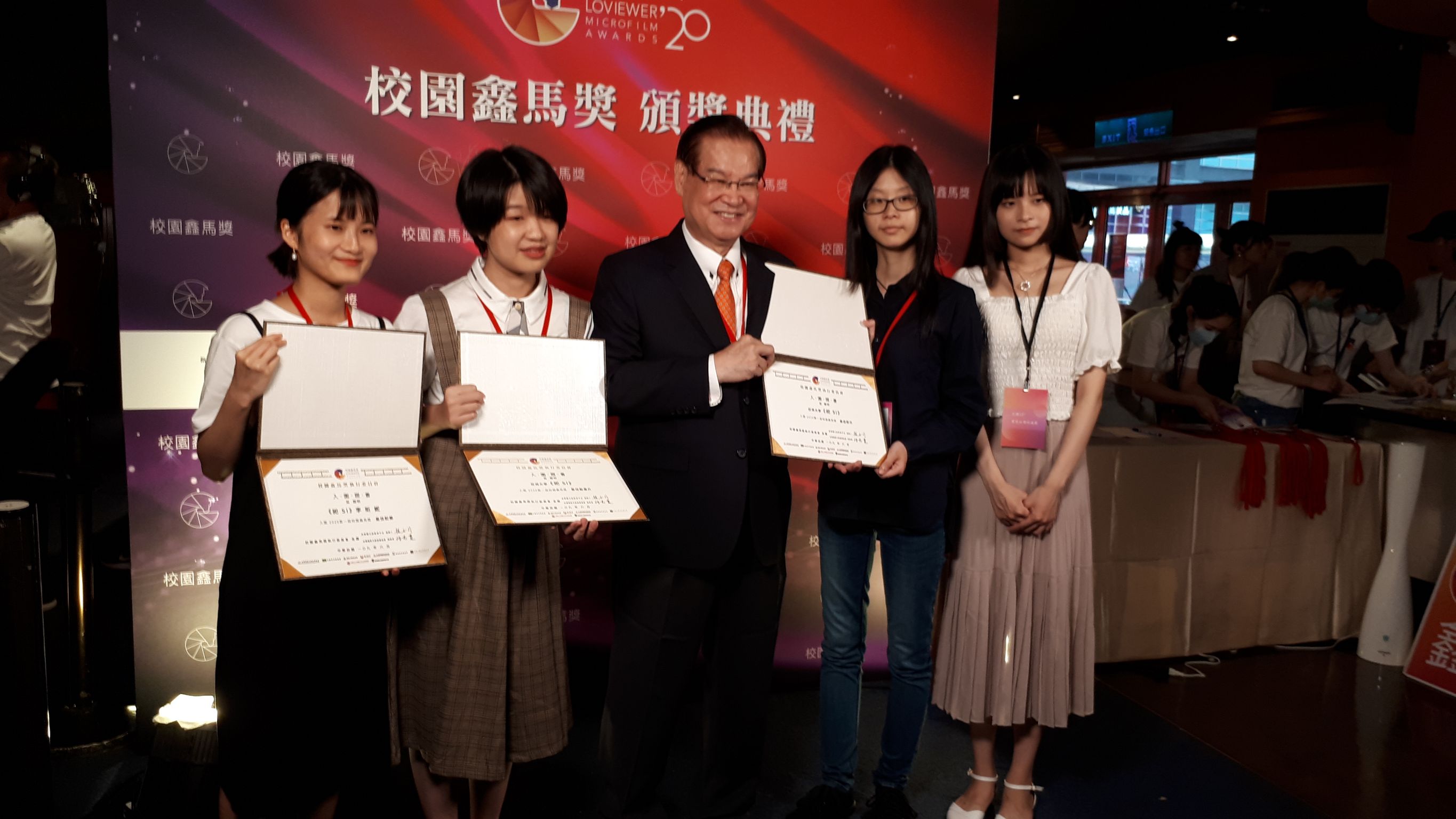 亞洲大學數媒系「格子好短」劇組4位學生製作的《祀Si》畢業專題作品獲獎,上台領獎