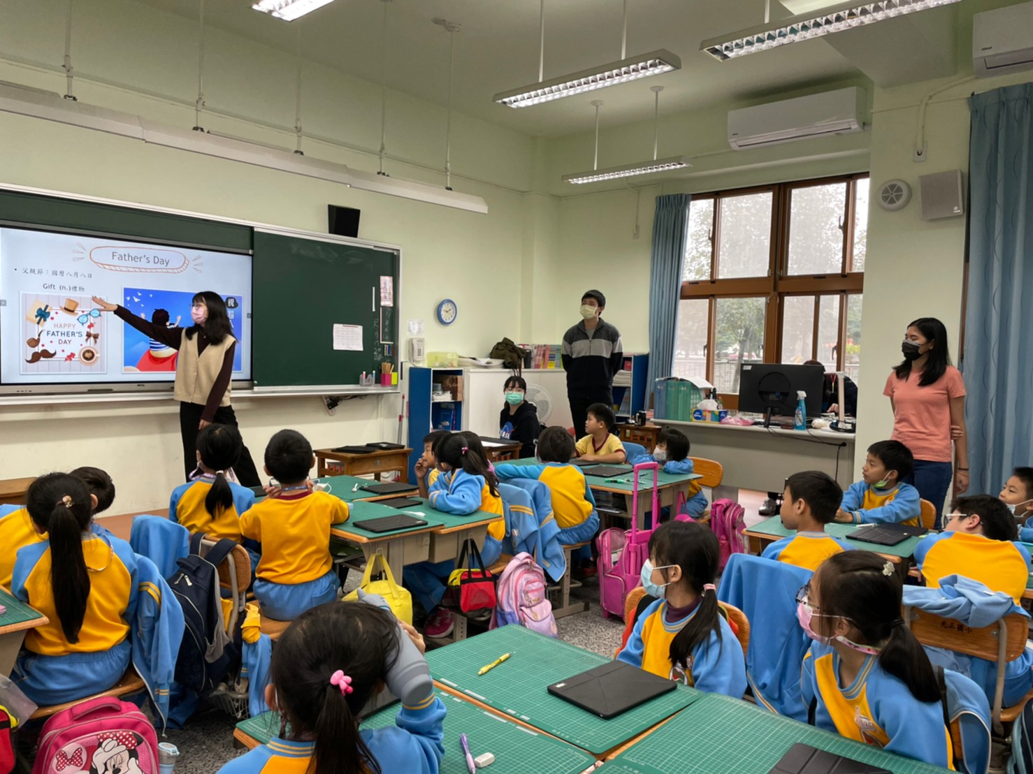 亞大外文系碩班研究生在光正國小,帶小學生體驗有趣的英語課程
