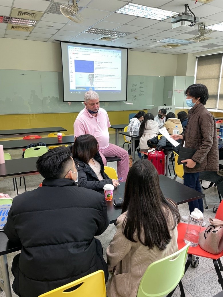 參加亞大「寒假英語文溝通能力密集訓練營」的同學,與外籍教師分組討論